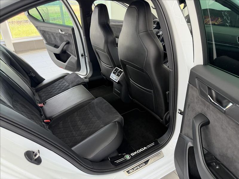 Škoda Superb 2,0 TDi, Sportline, Navi, DSG - fotka 35 z 36