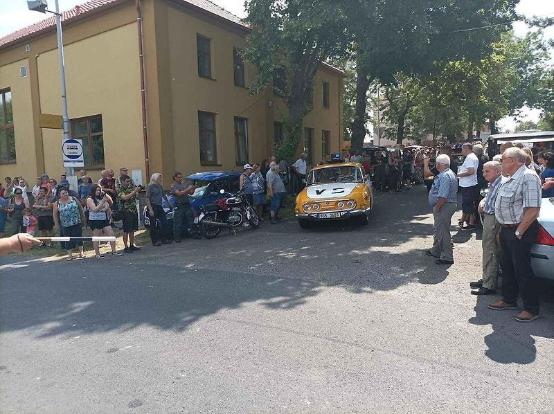 Do Hříškova dorazil na jubilejní veteránský sraz rekordní počet vozidel.
