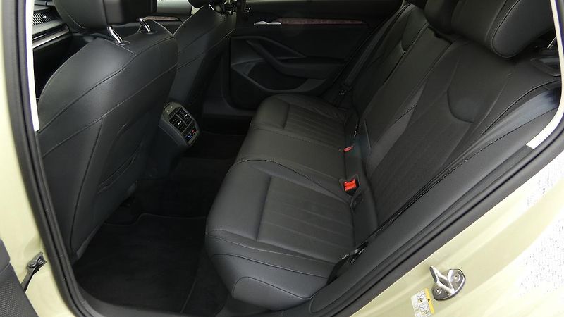 Škoda Superb 2.0 TDI 110kW L&K Combi DSG - fotka 20 z 30