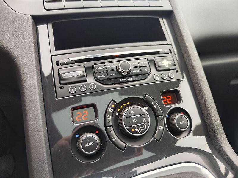 Peugeot 5008 2.0 HDI/110kW Allure - fotka 23 z 35