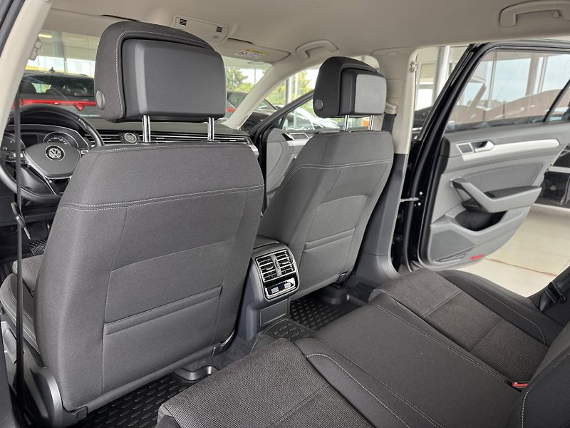 Volkswagen Passat 1,6TDI DSG*ComfortLine*ACC*Nav - fotka 17 z 32