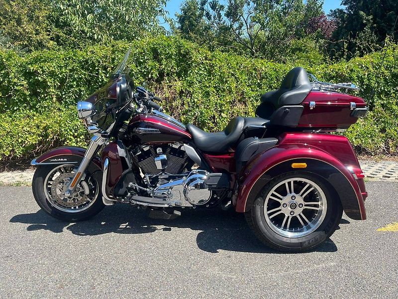 Harley-Davidson FLHTCUTG Tri Glide Ultra Classic (2015) - fotka 6 z 13