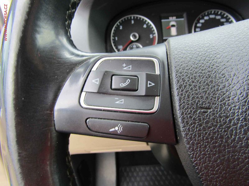 Volkswagen Touran (2012) 2.0TDi, DSG - fotka 15 z 20