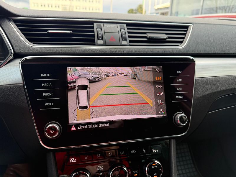 Škoda Superb Ambition 1.4 TSi 160kw Combi P - fotka 16 z 24