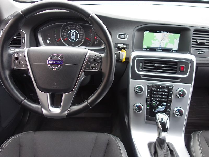 Volvo S60 (2017) 2.0D4 147kW AUT -NOVÉ V ČR - fotka 13 z 38