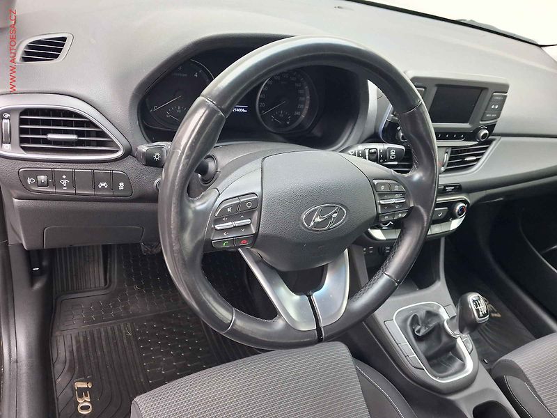 Hyundai i30 (2017) 1.6 CRDi, 1.maj,ČR, AC, tempo - fotka 13 z 18