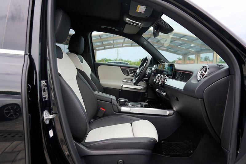 Mercedes-Benz GLB 35 AMG 4Matic/310 PS/ČR - fotka 29 z 49