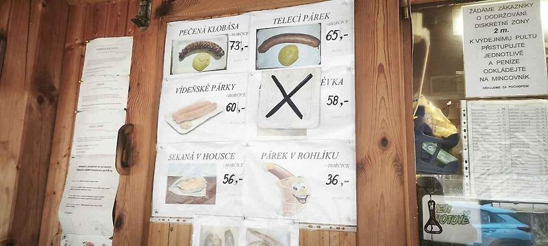 Na Cukrák jezdí milovníci retra za klobásou na papírovém tácku.