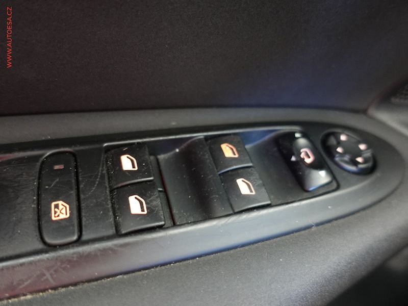 Citroën C4 (2012) 1.6 VTi, 2.maj,ČR, servis - fotka 14 z 19