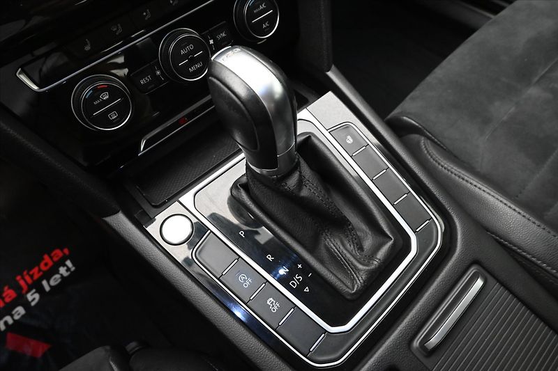 Volkswagen Passat 2,0 TDI 140 kW DSG 4Motion Zár - fotka 22 z 31
