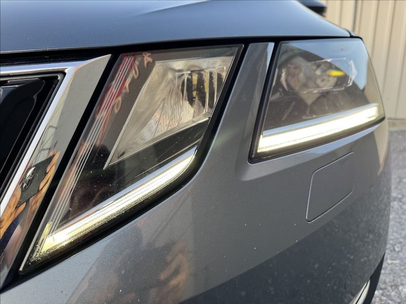 Škoda Octavia 2,0 TSI 140kW DSG L&K 4x4 DPH - fotka 9 z 50