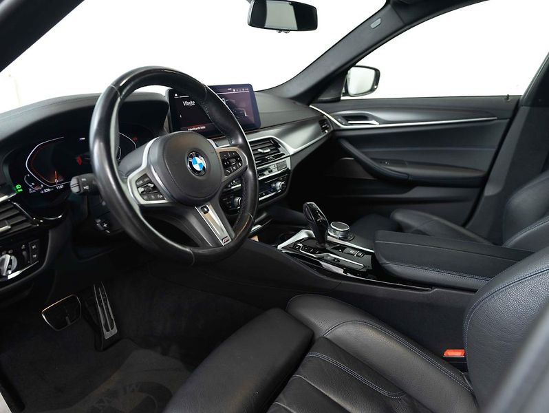 BMW Řada 5 540d xDrive - fotka 17 z 23