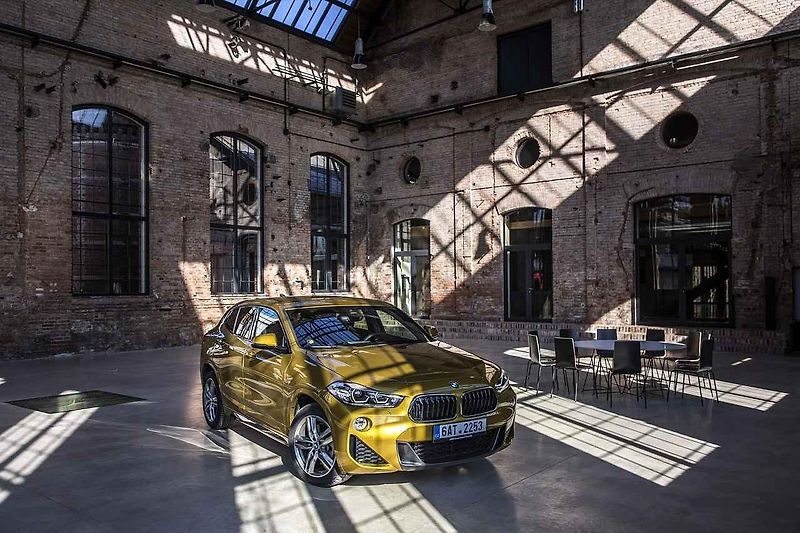 BMW X2.