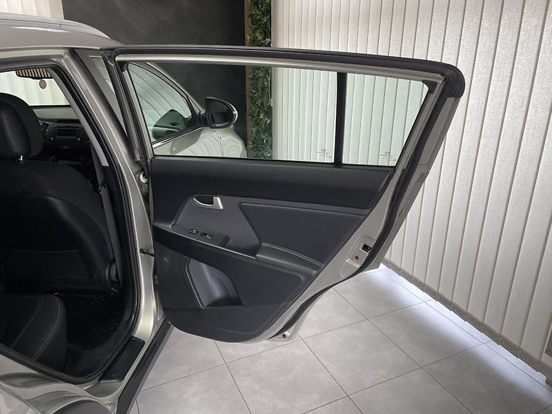 Kia Sportage 2.0 CRDi 4x4 ČR SERVIS.DIGIAC - fotka 15 z 25