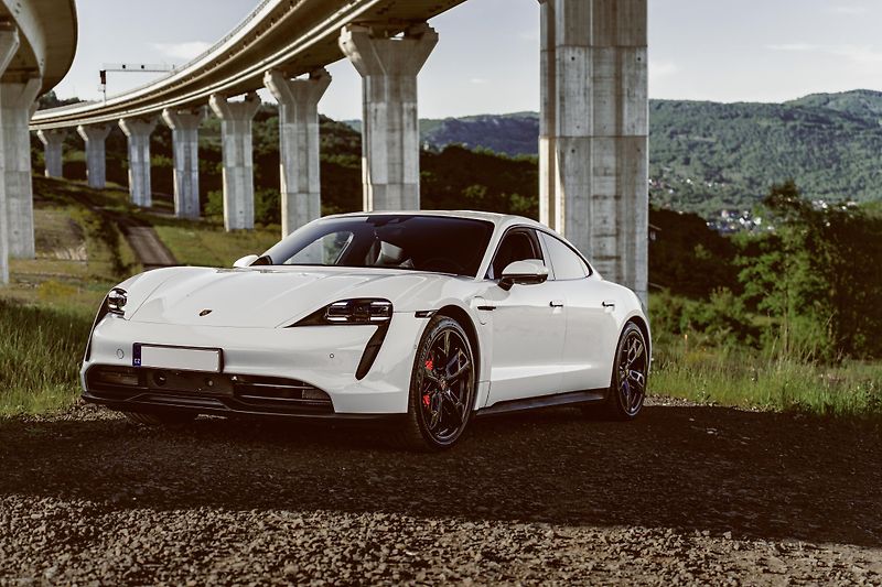 Porsche Taycan (2023) 4S - 7000 KM - VZDUCH, BOSE - fotka 8 z 39