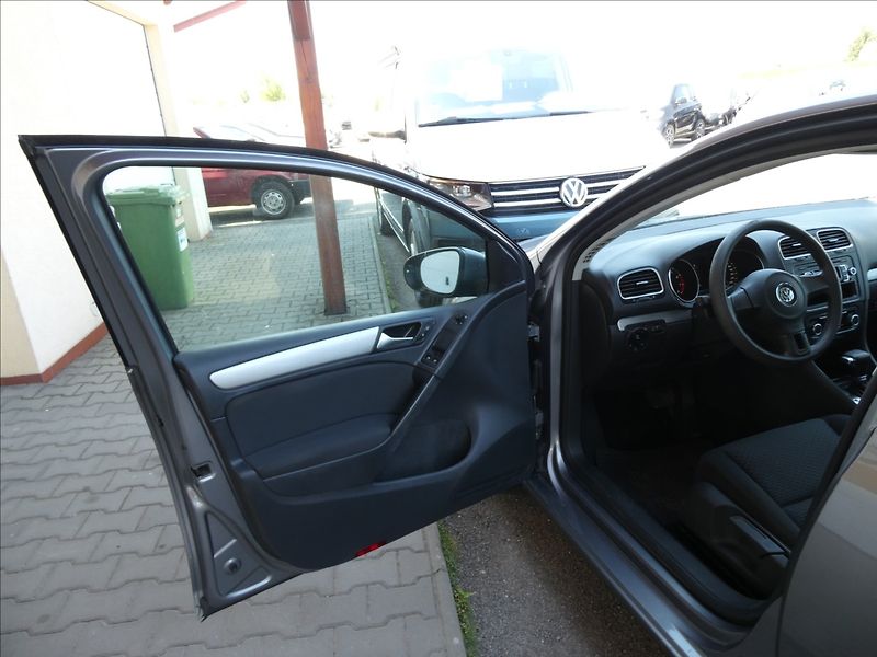 Volkswagen Golf 1,6 MPi 75kW DSG klima - fotka 17 z 40