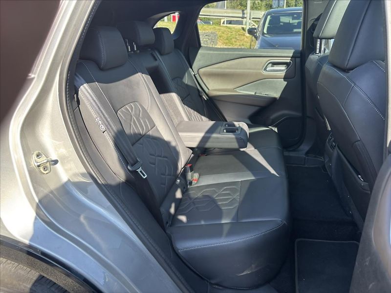 Nissan Qashqai 1,3 DIG-T AT 4x4 Tekna PANORAM - fotka 17 z 46