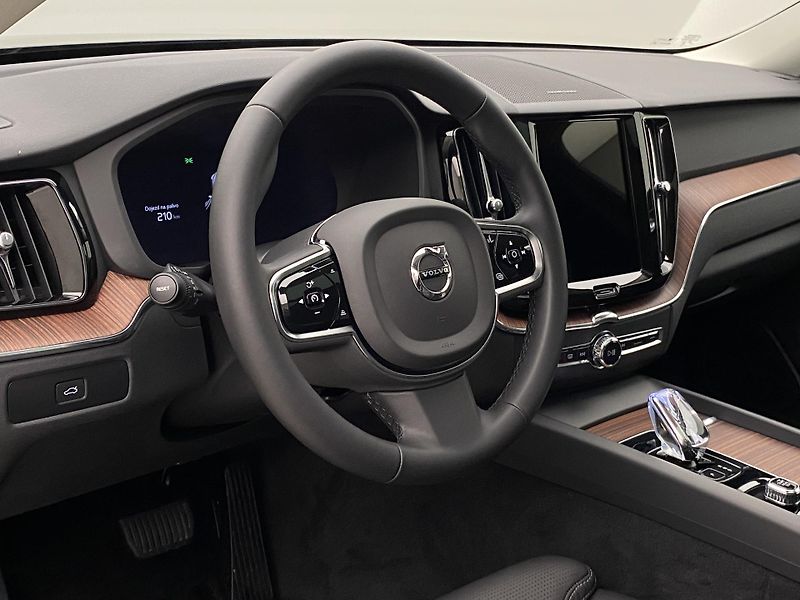 Volvo XC60 B4 AWD DARK PLUS AUT  - fotka 19 z 56