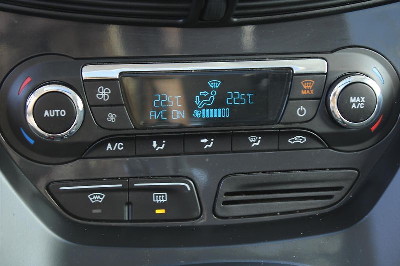 Ford Kuga 2.0TDCi TITANIUM 4X4 PANORAMA - fotka 20 z 24