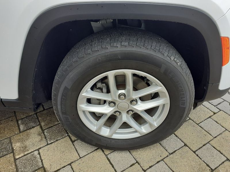 Jeep Grand Cherokee (2023) 3.6 L  V6  4x4 - fotka 28 z 31