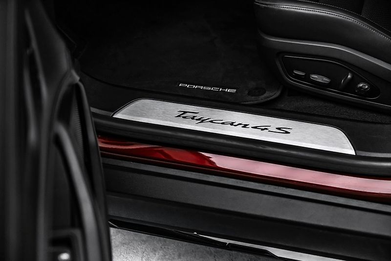 Porsche Taycan 4S Cross Turismo, cherry red - fotka 16 z 24