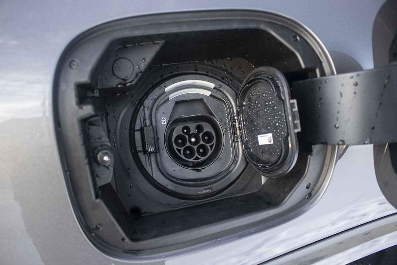 GLA s hybridem do zásuvky je ideální volbou do města a okolí.