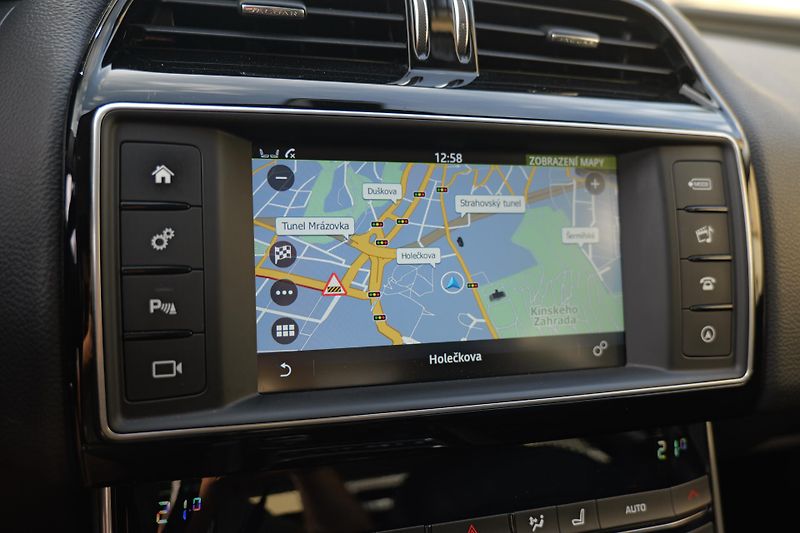 Jaguar XE 20t Prestige Meridian Kůže - fotka 32 z 35
