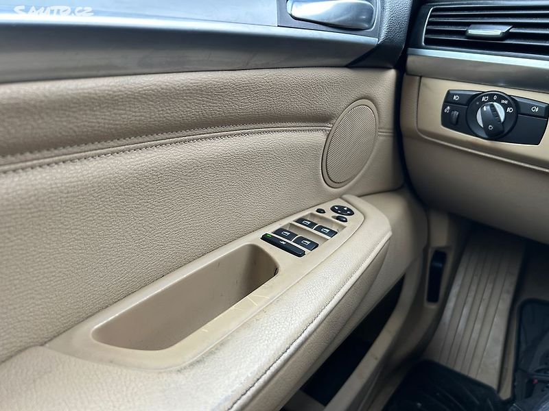 BMW X5 (2013) 3.0 D 180 KW - fotka 23 z 24