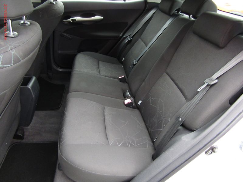 Toyota Auris (2010) 1.3 VVT-i, ČR, AC, výhřev - fotka 10 z 16