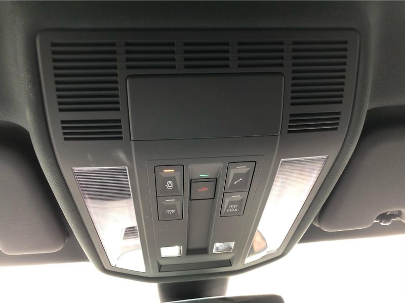 Volkswagen Touareg 3.0 TDI R-Line - fotka 23 z 30