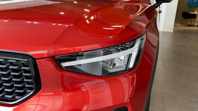 Volvo XC40 PLUS DARK, B4 AWD, 145+10 kW / - fotka 32 z 38
