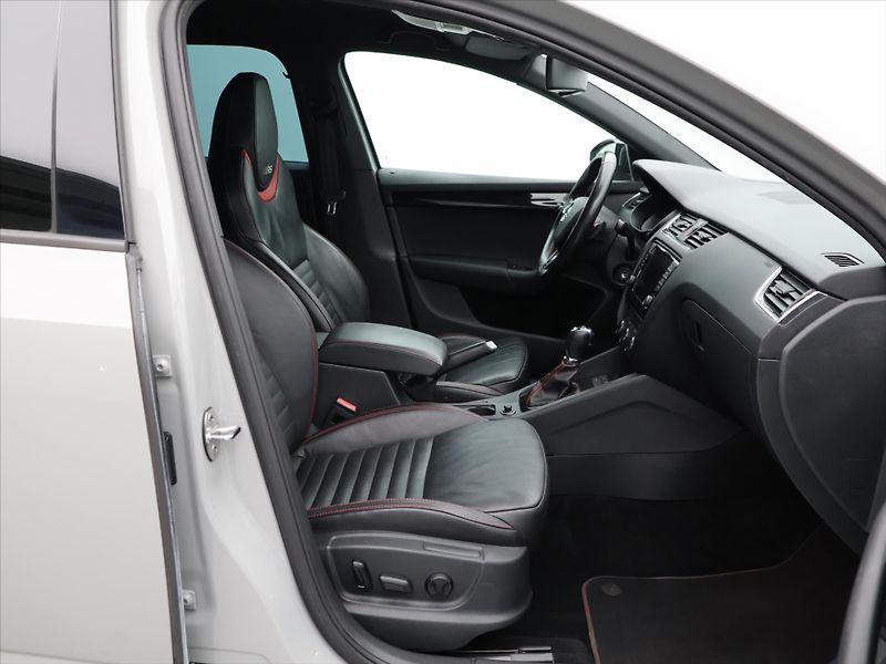 Škoda Octavia 2,0 TSI RS230 169kW DSG Canton - fotka 12 z 26