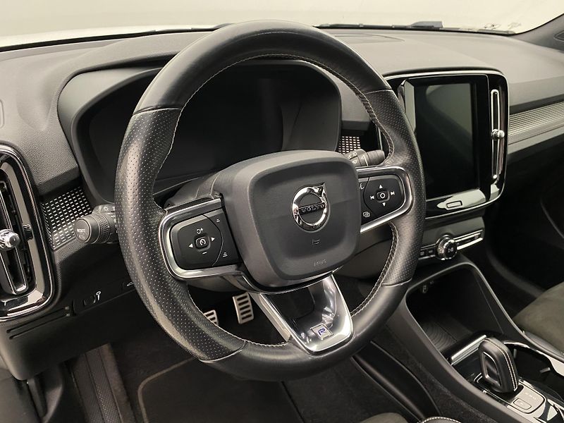 Volvo XC40 D4 AWD R-DESIGN AUT  - fotka 18 z 45
