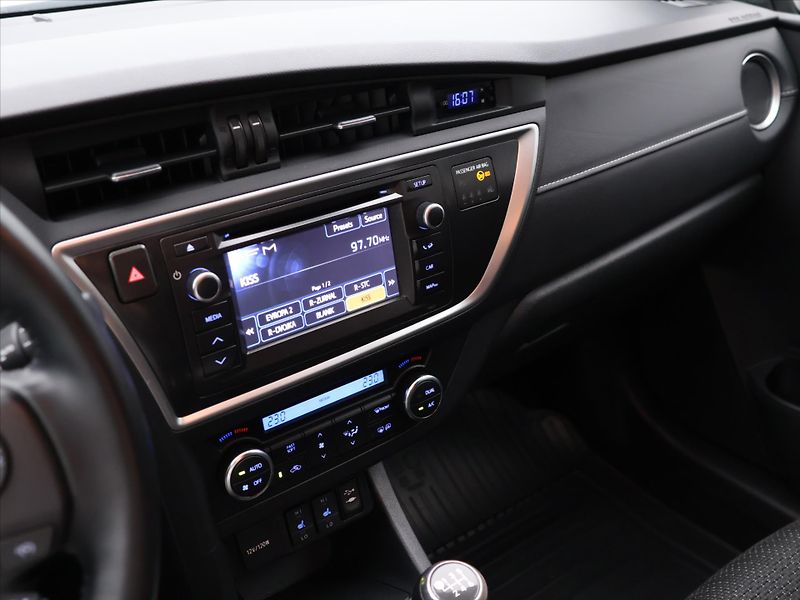 Toyota Auris 1,6 97kW CZ Style Valvematic - fotka 18 z 31