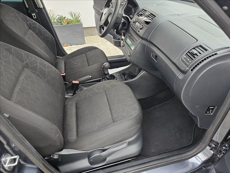 Škoda Fabia II 1,2TSi 63KW Ambiente - fotka 31 z 43