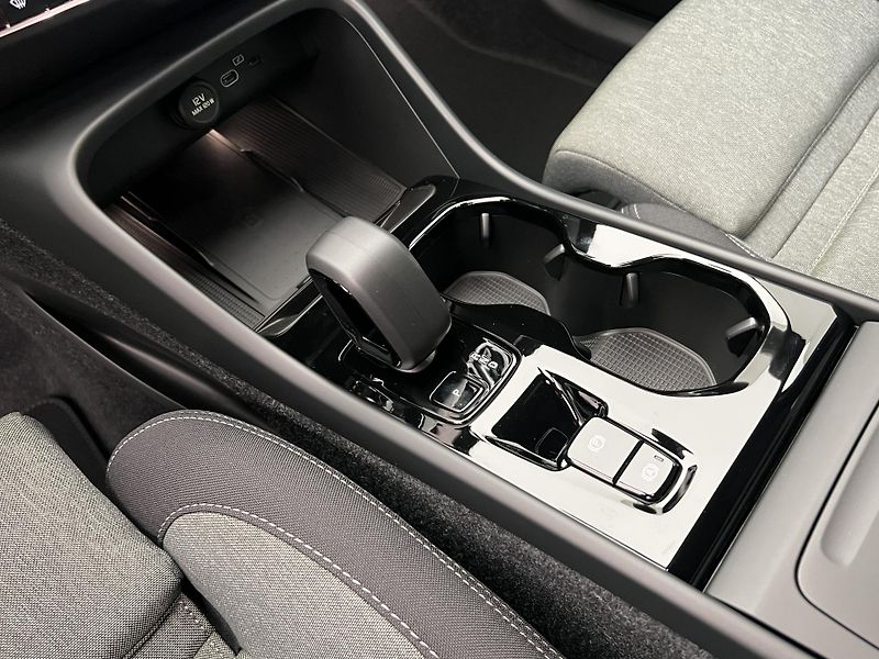 Volvo XC40 (2026) B4 PLUS BLACK EDITION AUT - fotka 26 z 37
