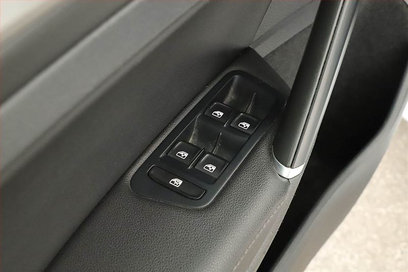 Volkswagen Golf (2016) 1.6 TDI, Xenony, Tempomat - fotka 11 z 15