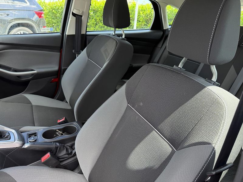 Ford Focus (2014) 1.6i 77 kW/park. senzor - fotka 15 z 19