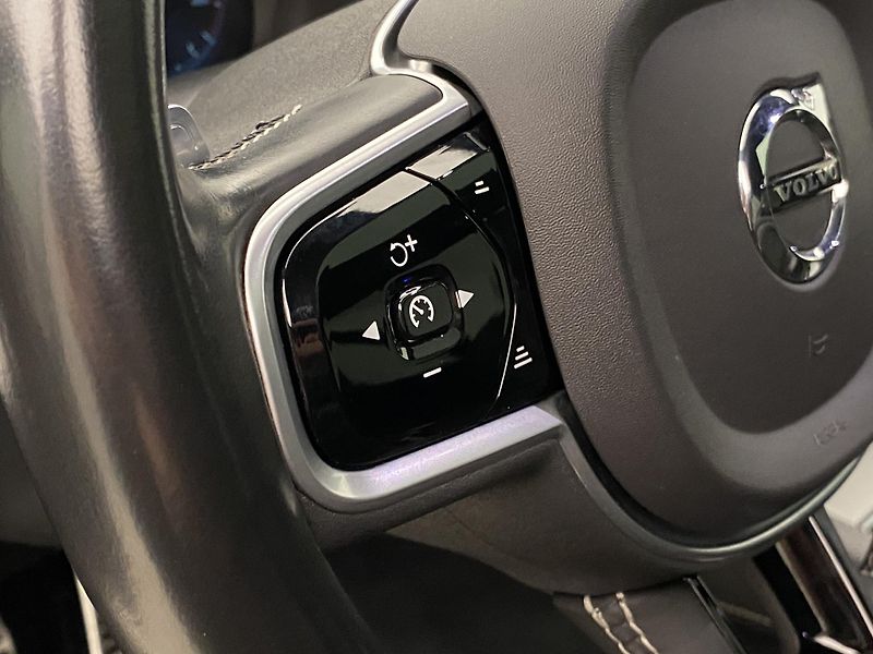 Volvo XC90 B5 AWD R-DESIGN REZERVACE - fotka 19 z 47
