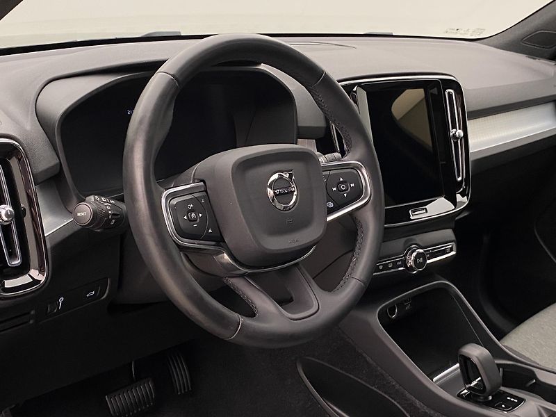 Volvo XC40 T2 MOMENTUM REZERVACE - fotka 18 z 44