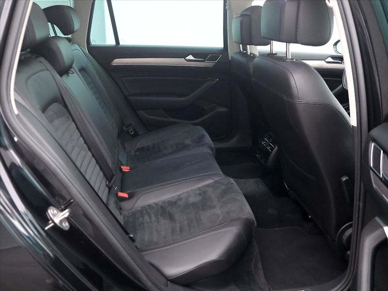 Volkswagen Passat 1,6 TDI Highline Tažné Panoram - fotka 12 z 37