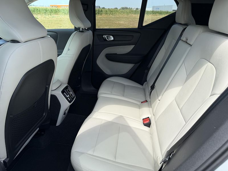 Volvo XC40 2.0 T4 4X4 360K KŮŽE ČR DPH! - fotka 33 z 45