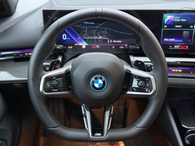 BMW Řada 5 (2025) 550e xDrive Touring M Sport - fotka 17 z 34