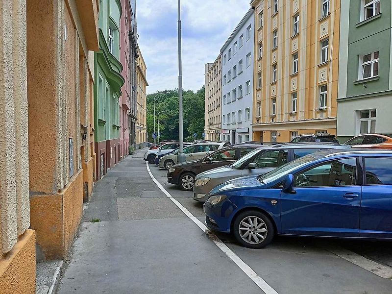 Parkování na místech pro invalidy, ilustrační.