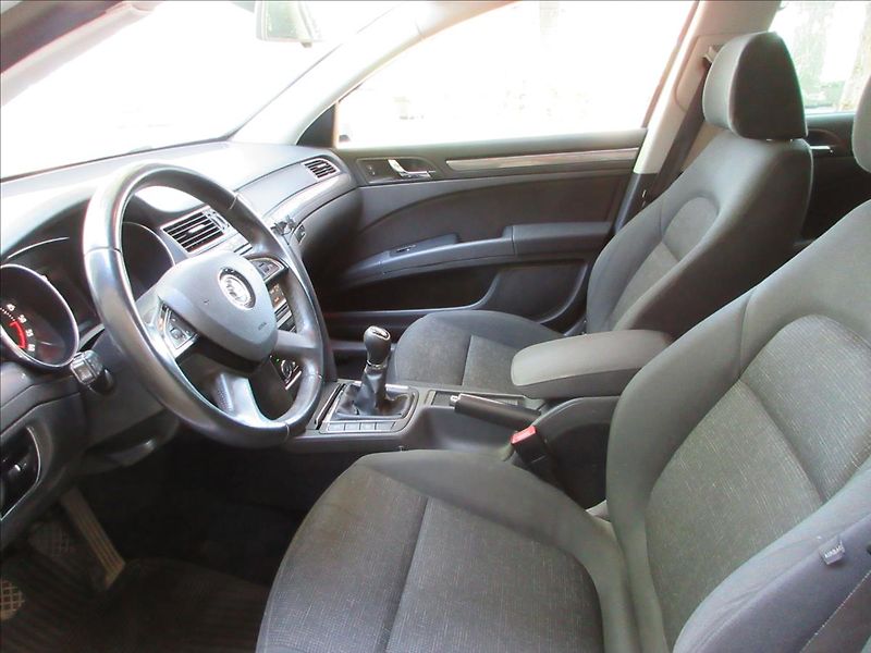 Škoda Superb 2,0 TDi 103 Kw, Xenon, Vyhř. N - fotka 11 z 28