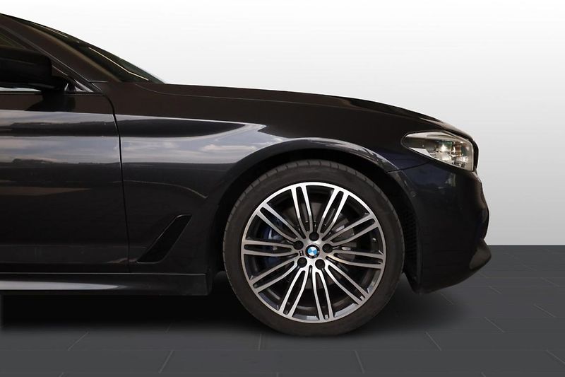 BMW Řada 5 530d xDrive Limousine - fotka 7 z 30