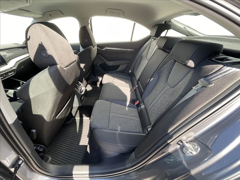 Škoda Octavia 2,0 TDI DSG Style Plus ACC - fotka 15 z 19