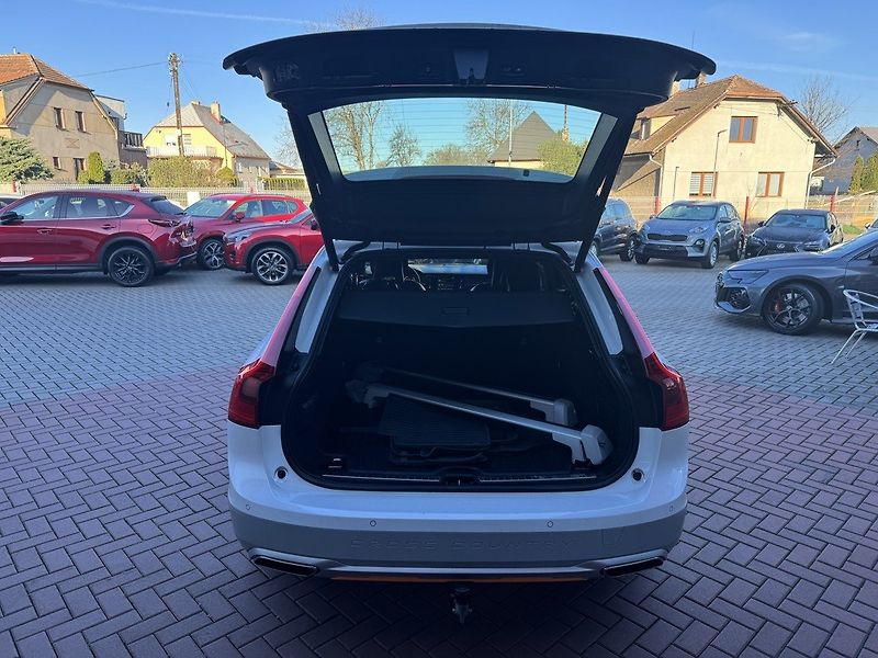 Volvo V90 (2018) 2.0D AWD Ocean Race LED - fotka 19 z 46