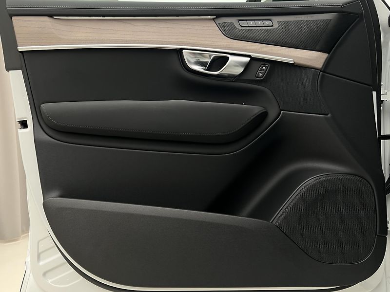 Volvo XC90 T8 RECH. PLUS DARK REZERVACE - fotka 7 z 49
