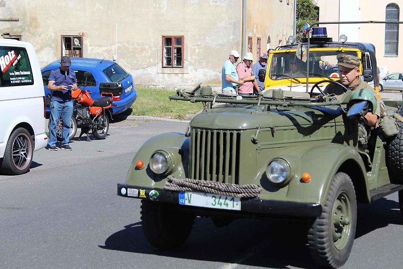 Srdce každého nadšence pro historickou vojenskou techniku muselo opravdu zaplesat. Vozidel v krušnohorském městysu Kovářská bylo k vidění více než požehnaně.